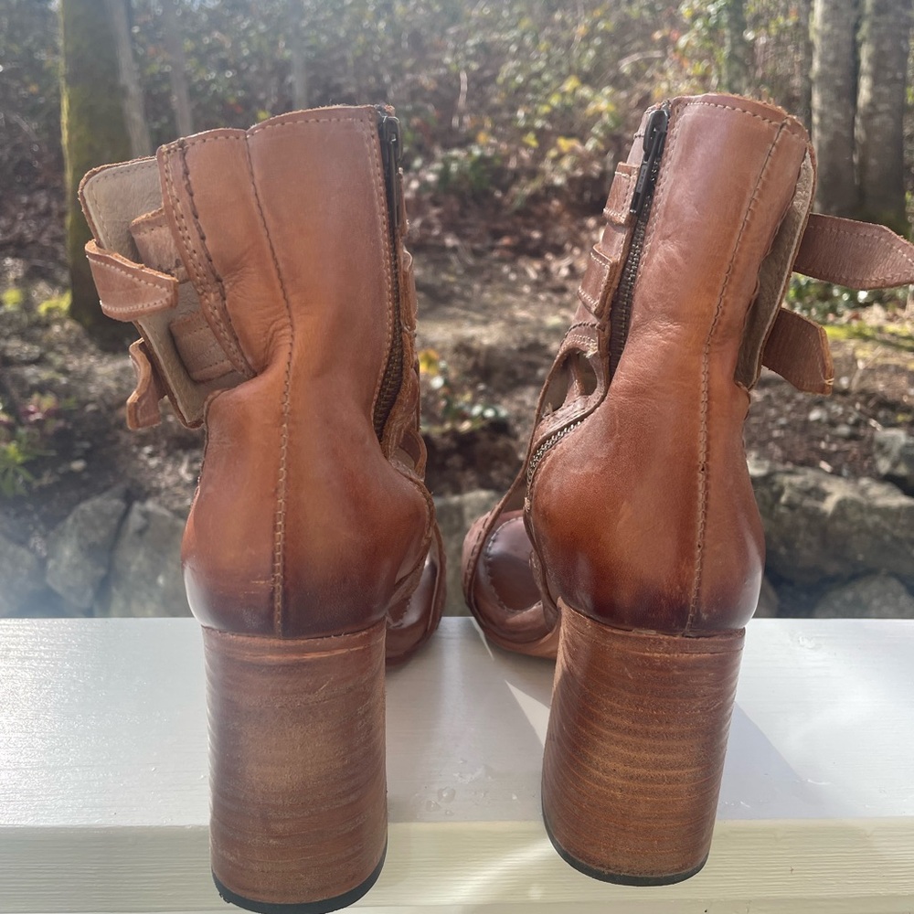 Women's Tan Cutout Block Heel Sandals - Picture 8 of 9